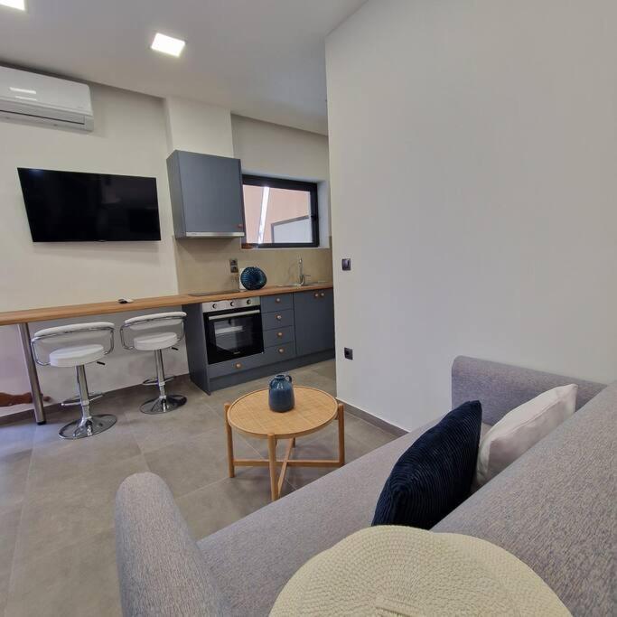 Farisma - Bright And Central Apt In Каламата Экстерьер фото